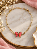 Bracelet à chaîne de couleur dorée avec un papillon rose et une chaînette de rallonge