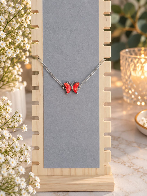 bracelet rouge avec sa chaîne argentée